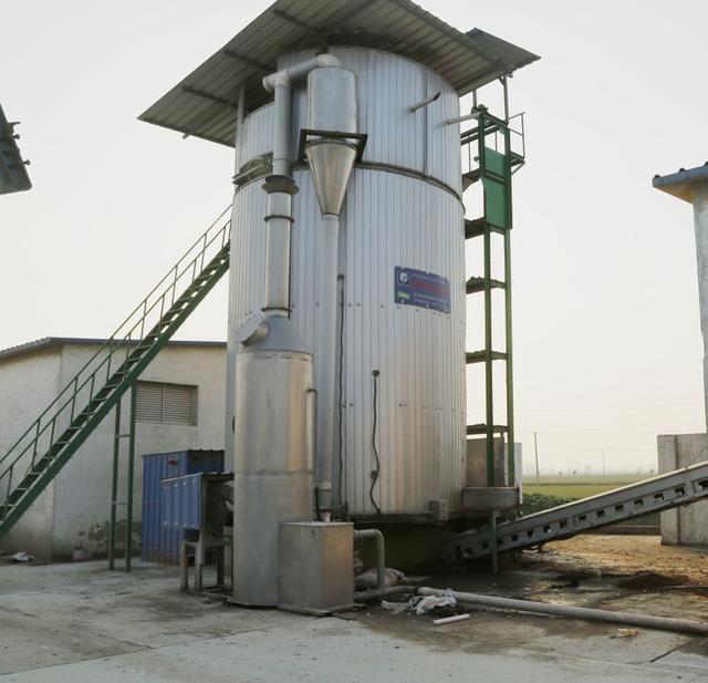 槽式堆肥过程发生在狭长的"槽"式通道内,轨道由墙体支撑,在轨道上安装