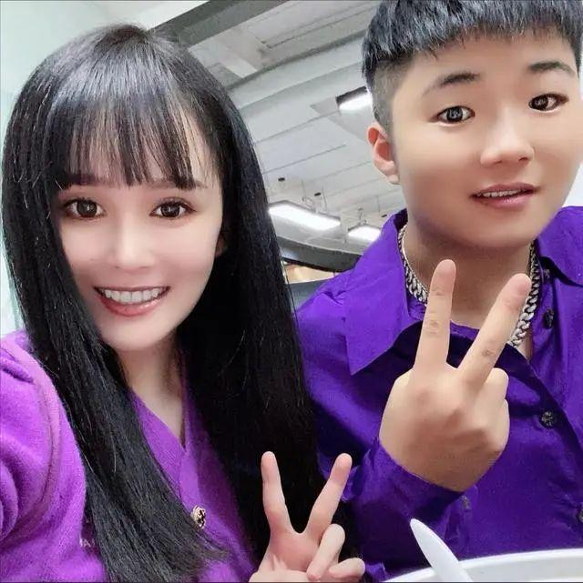 赵本山女儿与绯闻男友"秀恩爱",沙发上甜蜜互动,男生现"绅士手"