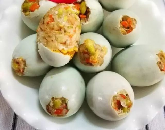 糯米加鸡蛋,外面卖10元一个,在家自己做好,一次吃5个还嫌不够