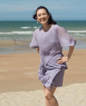 章子怡海滩照曝光,当镜头照到全身后,毫无修饰的她太美了