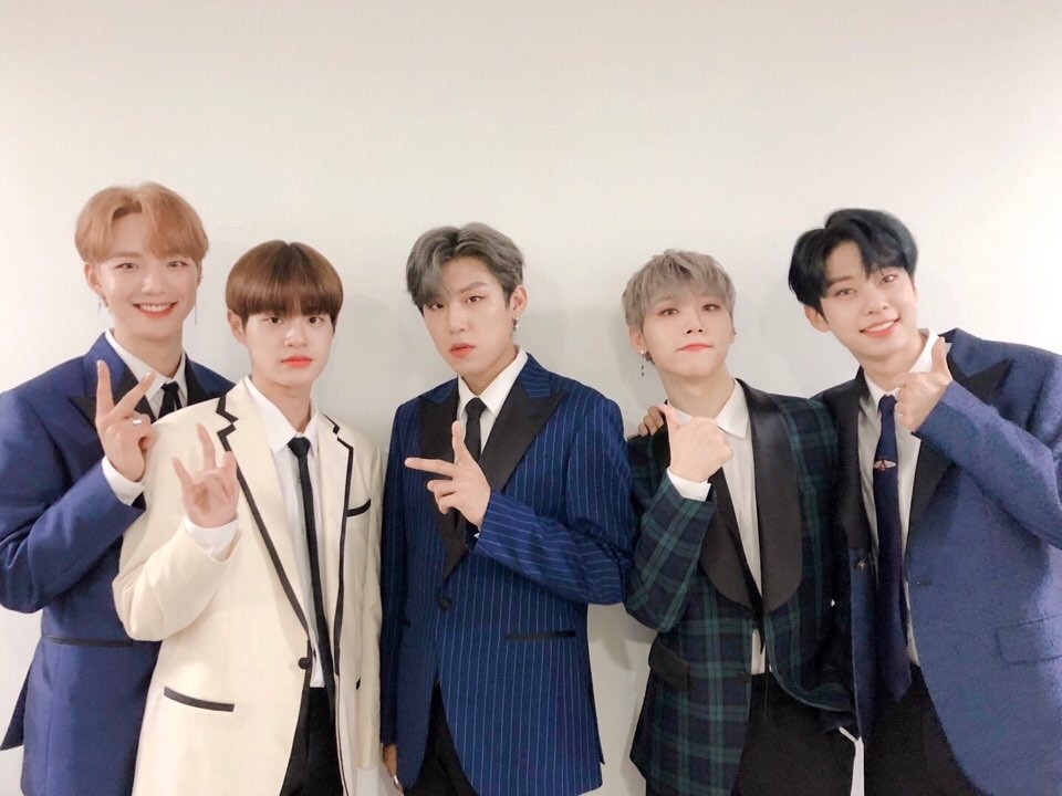 tag留言活动与《shining stars》舞台一起给成员们带来了巨大的感动