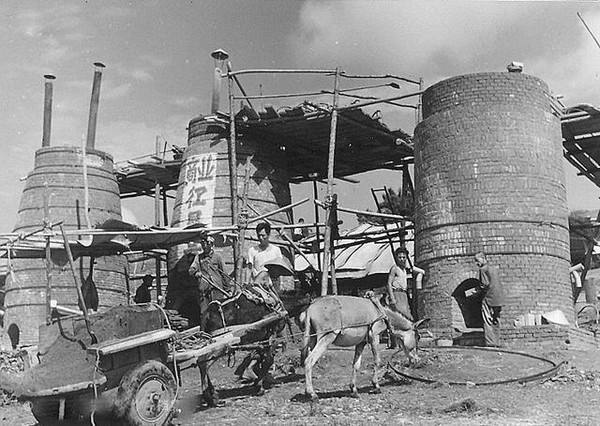 生活物质条件就极其匮乏,1958年全国掀起轰轰烈烈的全民大炼钢铁运动