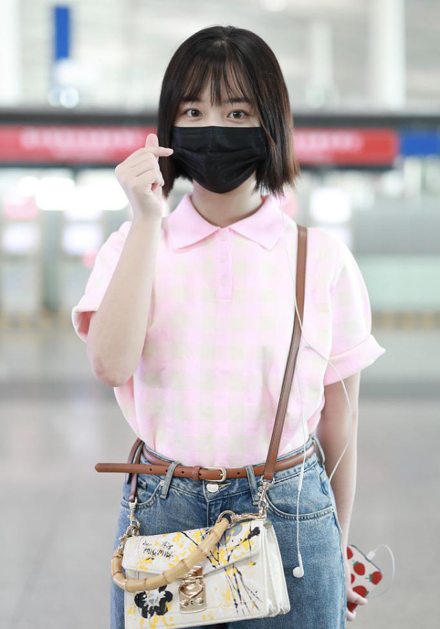 在她最近曝光的机场私服造型中,邓恩熙剪了一个清爽,减龄的小短发