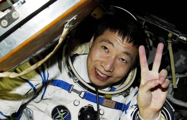 杨利伟的成功,影响了一代又一代的热爱与航空的年轻人.