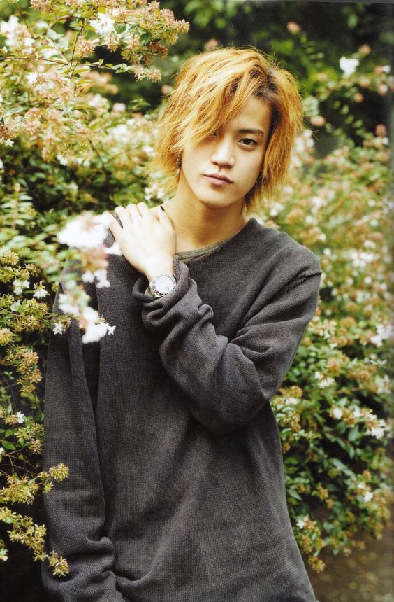 小栗旬,简单一件深灰色上衣t恤,就是花丛中的花美男,漫画里一样的发型