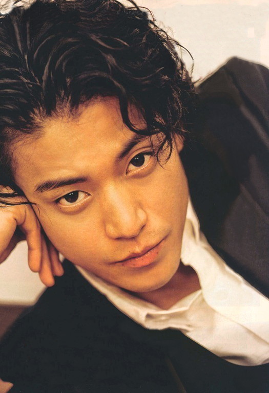 小栗旬,简单一件深灰色上衣t恤,就是花丛中的花美男,漫画里一样的发型