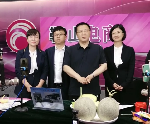 台安县县长刘广新,县委常委宣传部长梁小鹰,副县长于德忱,李晓梅走进