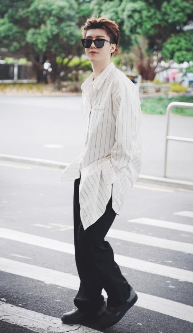 范丞丞夏季刊封面曝光金色瓜子头造型别致造型大胆个性