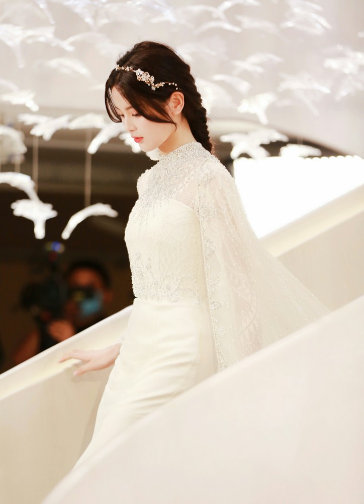 杨超越穿上婚纱的那一刻,简直太美了