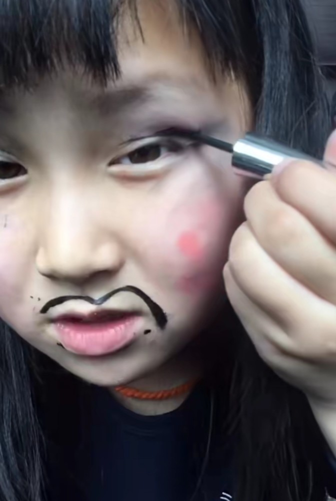 小学生画"黑魔仙"仿妆,水彩笔当眼线,变身黑化后:原来这么美?