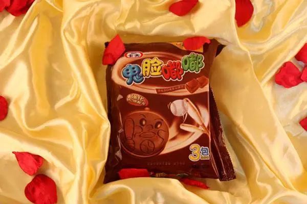 大概是00后也会知道的一款饼干,有巧克力味,草莓味,奶油花生味和双层