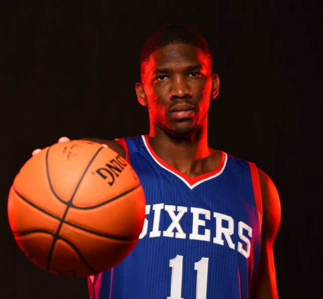 恩比德的选秀报告11年才开始打球14年被选中模板两大超级内线