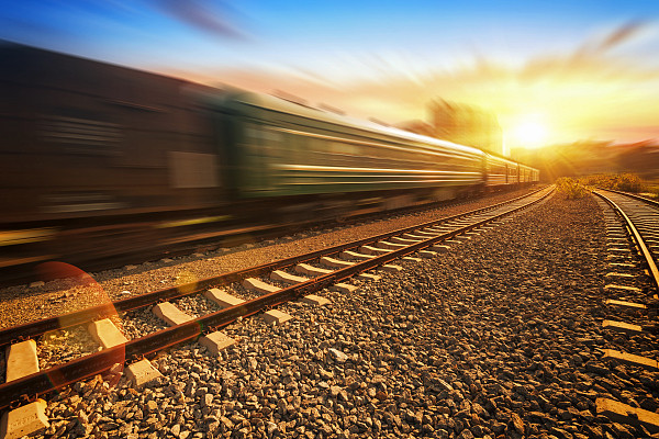 内昆铁路通过水柏铁路和盘西铁路,南昆铁路威红段在红果镇交汇;该镇还