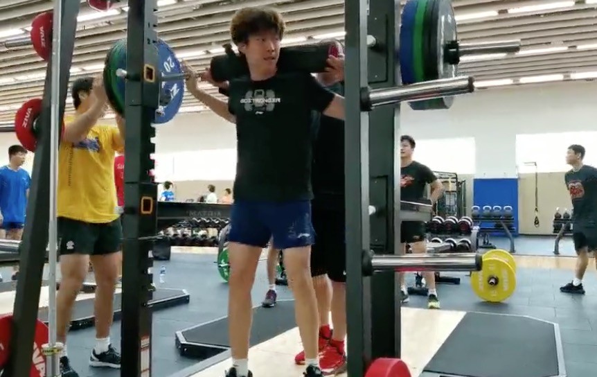 国乒00后天才光膀子秀肌肉樊振东不忍直视王楚钦举重咧嘴吃力