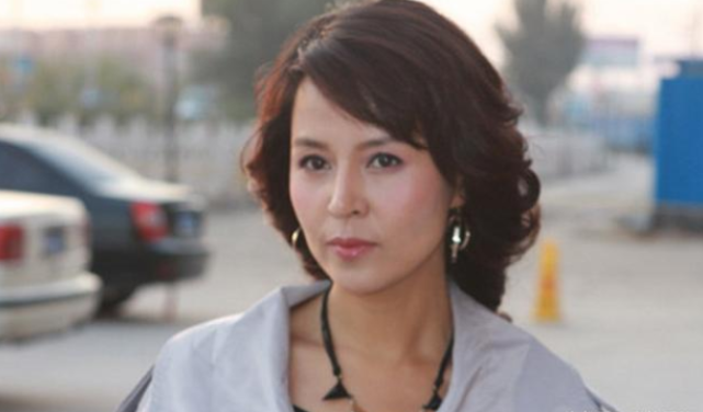 从小就展现出不凡的演艺天赋,年轻时候的于莉红长相清秀靓丽,气质清新