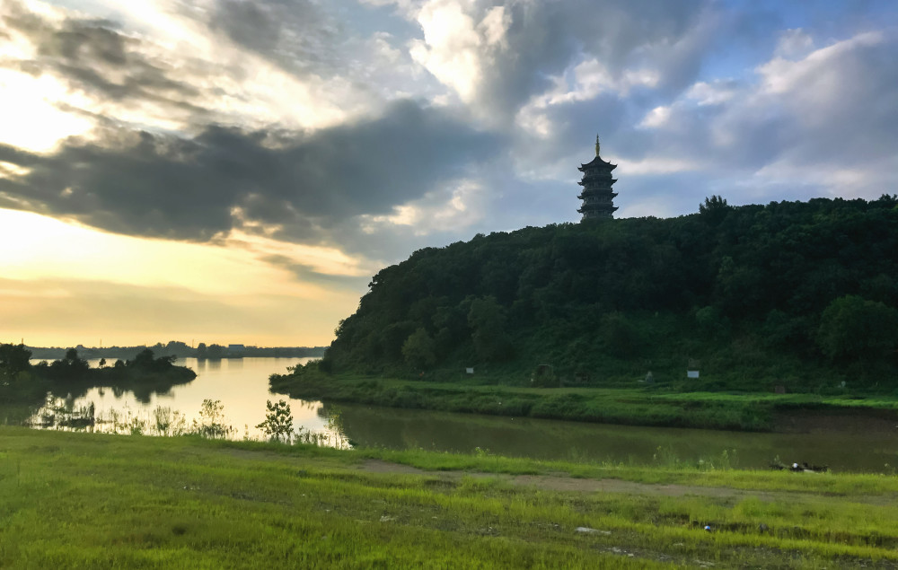 常德十景之一德山孤峰岭的孤峰塔霞江交辉相应更显壮观之魅