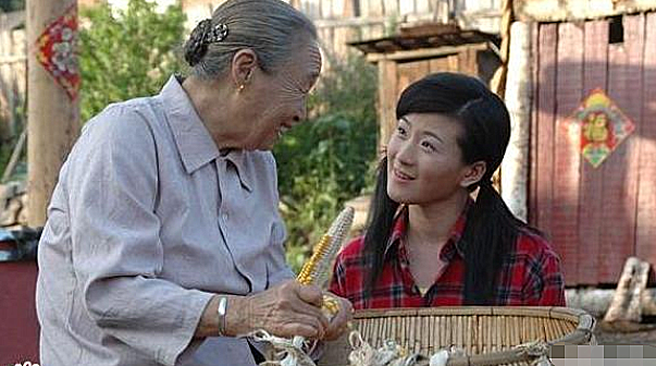 大概还是因为2004年春晚,柏青与巩汉林表演的小品《都市外乡人》