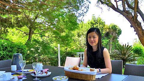 为爱放弃事业赴英生子,后离婚回国捞金,前央视主持姜丰图什么?