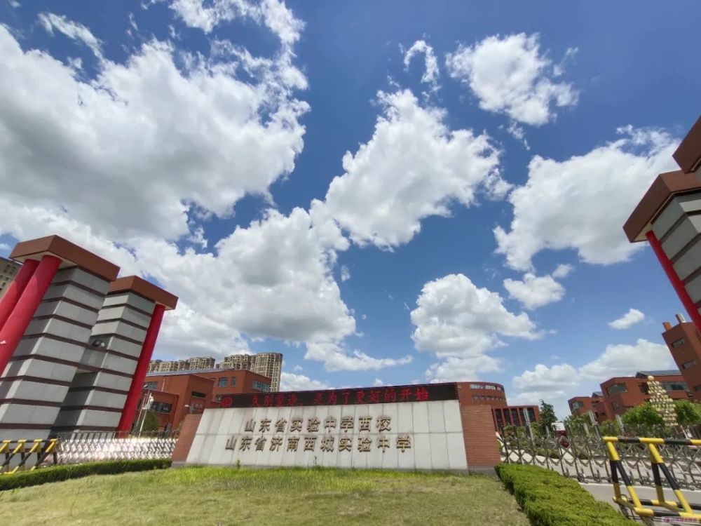 今天济南这所学校高一高二学生返校报到