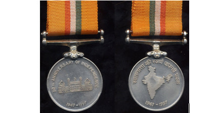 印度电影里的最美女警警衔和勋章很气派喜欢对嫌疑犯滥用私刑