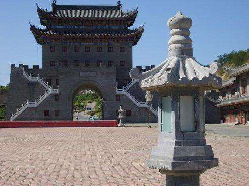 调兵山旅游景区景点还有月亮湖,怪坡,绿园小马驹滑雪场等.