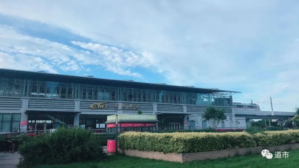 板块内部有地铁9号线,京津城际高铁在区域内设有军粮城北站,是天津