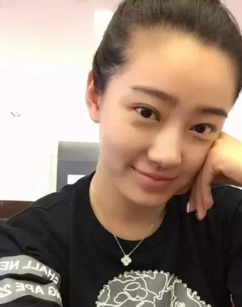 她是赵本山的干女儿,当红时与恩师传出绯闻,如今33岁沦为路人_腾讯
