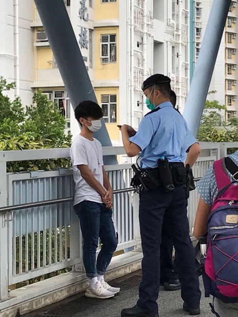 香港中学生拔菜刀威胁市民 反对派公然破坏 港版国安法 签名 腾讯新闻
