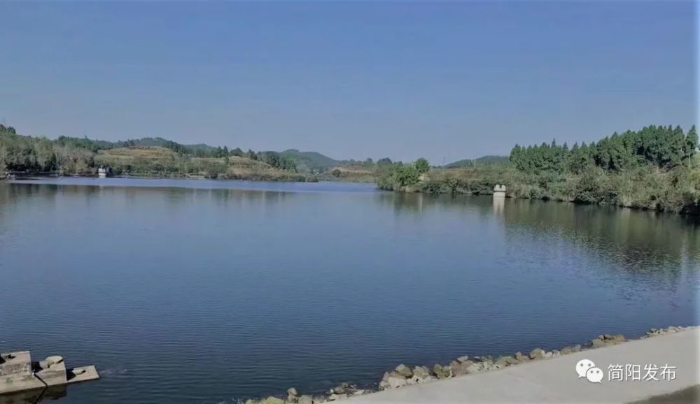 叫明星,但是我不是那么活跃的人,比较内向,家住简阳市青龙镇,就在公路