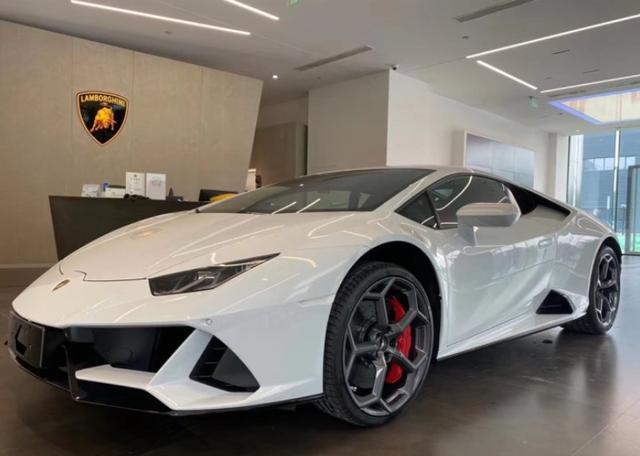 390万买兰博huracán,小哥年轻低调,拿出车钥匙时销售变得很耐心