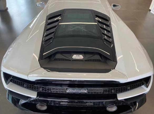 390万买兰博huracán,小哥年轻低调,拿出车钥匙时销售变得很耐心
