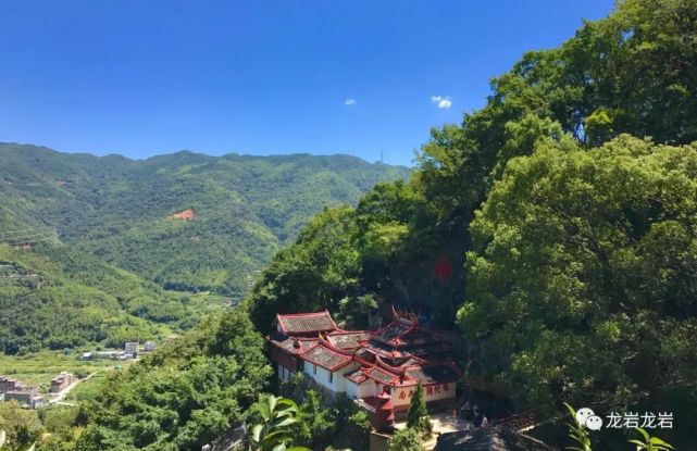 在张一鸣的老家,培丰镇孔夫村西山侧,有一处闽西名胜:燕子岩,它是永定