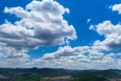 <b>蓝天白云与高楼大厦相互映衬，城市风光美如画，就像一块块棉花糖。</b>