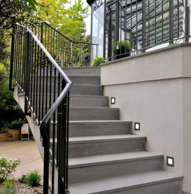 通往二楼的阳光房它的楼梯,是用灰色质感的石板做好的铺贴,然后跟黑色