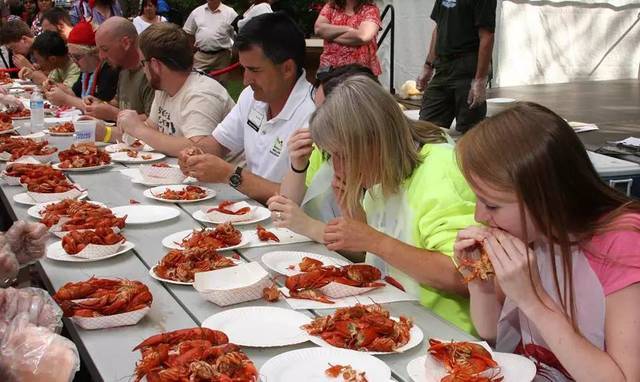 看了外国人吃小龙虾,跑得比兔子还快,网友:好庆幸我没生在外国