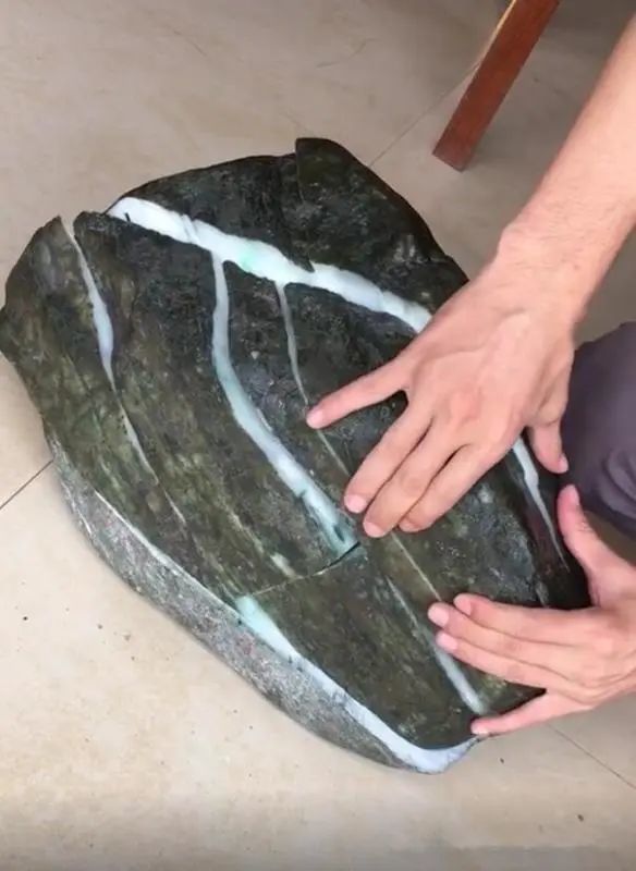 一块翡翠赌石切6刀,刀刀不一样,货主最后切到沉默了