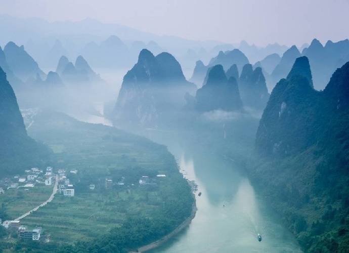 词人丢开眼如秋水,眉如春山的俗套譬喻,直说水是眼波横转,山是眉峰聚