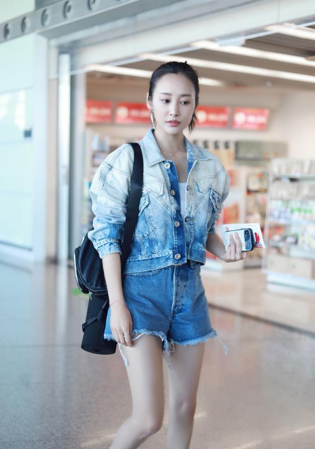 李纯这裤子挺"零碎",短裤边上布料变"线条",这打扮真时髦