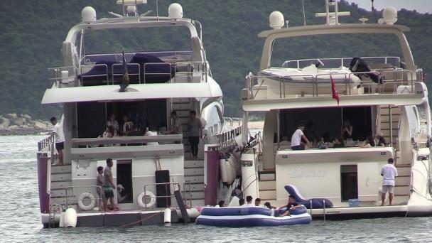 赌王公子何猷亨秘恋冠军港姐开两艘亿级游艇出海哄女友开心