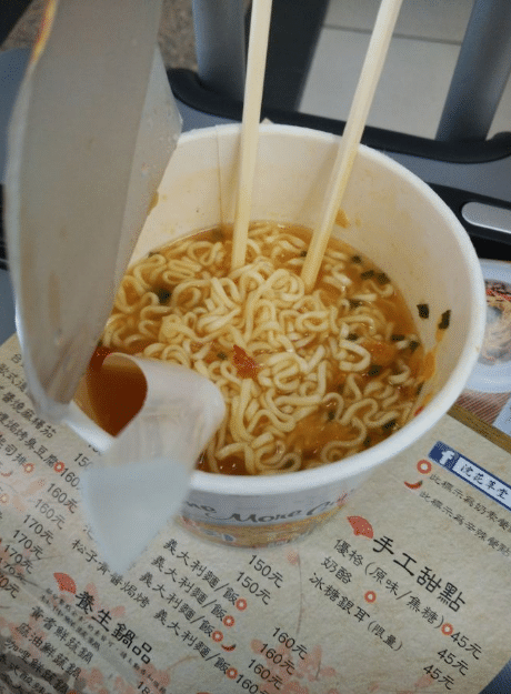 职员加班误吃领导泡面,隔天就被开除,领导:买十箱泡面赔我就好!