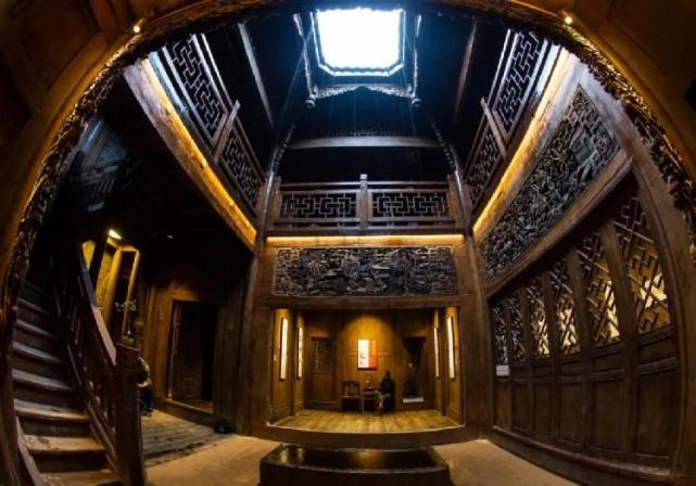 店的建筑本身便很有逛头,李奎安故居完美保留了老墙,木质雕花和庭院