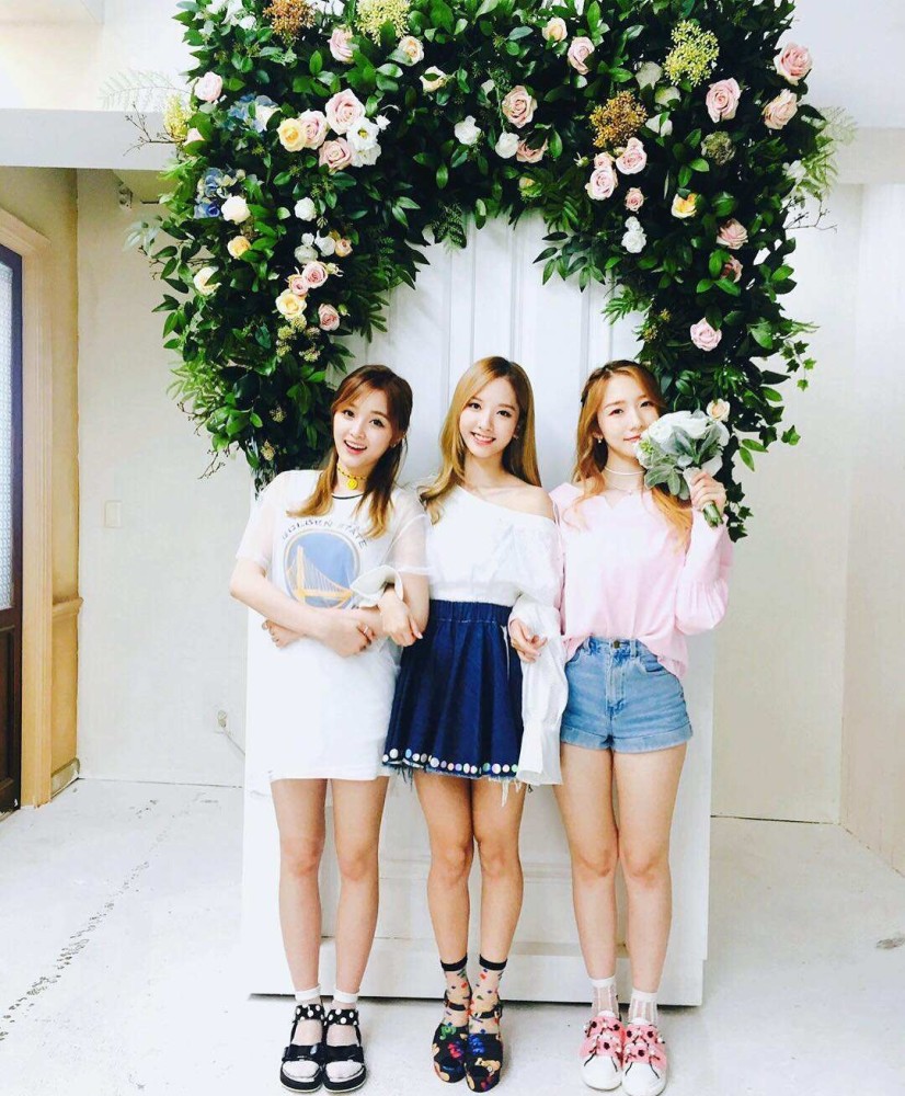 孟美岐与吴宣仪就是出自宇宙少女队,而且孟美岐与苞娜,恩熙等人的关系