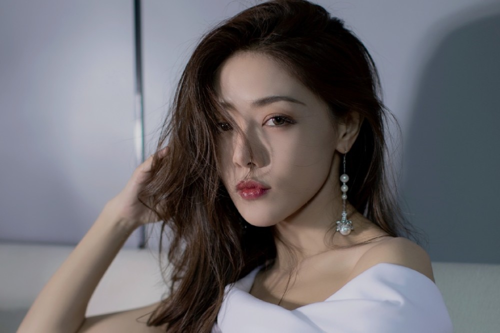 邓家佳离婚后身材再攀巅峰,穿鱼尾裙露香肩,坐沙发上姿势好迷人