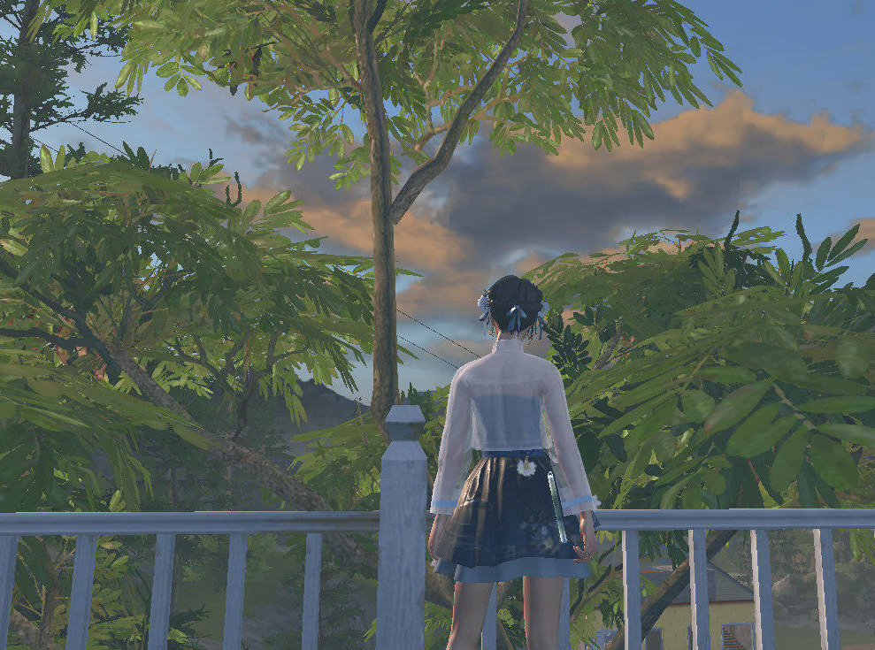 格外有气质,身上的凤鸟纹饰更有中国古典美的气息,女装就更不用说了