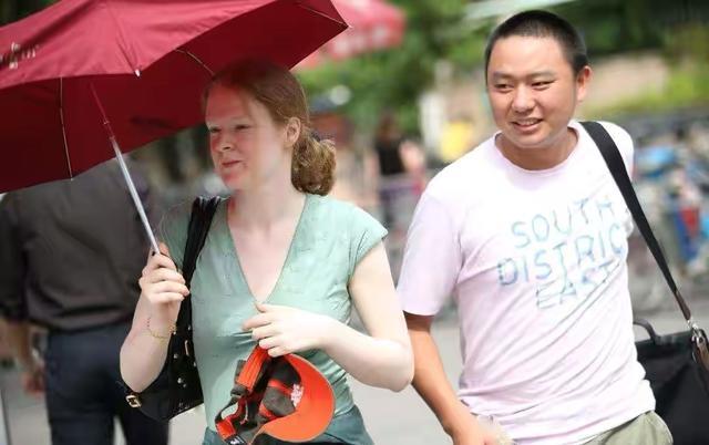 12年前,保安娶美国新娘,25年前保安考上