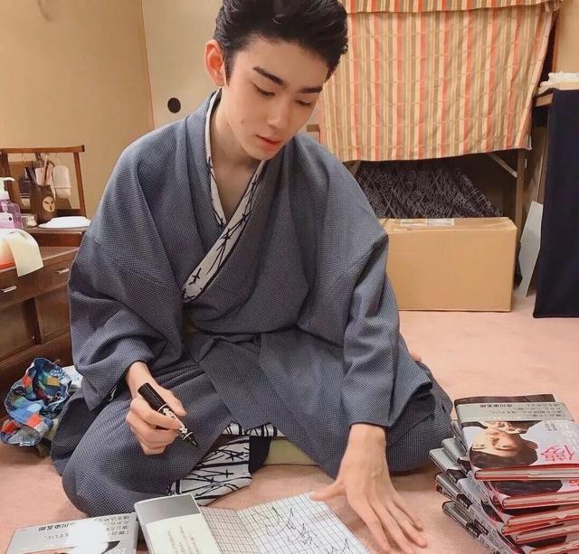 15岁藤间斋近照曝光,颧骨宽大被指长残,曾被誉为日本第一贵公子