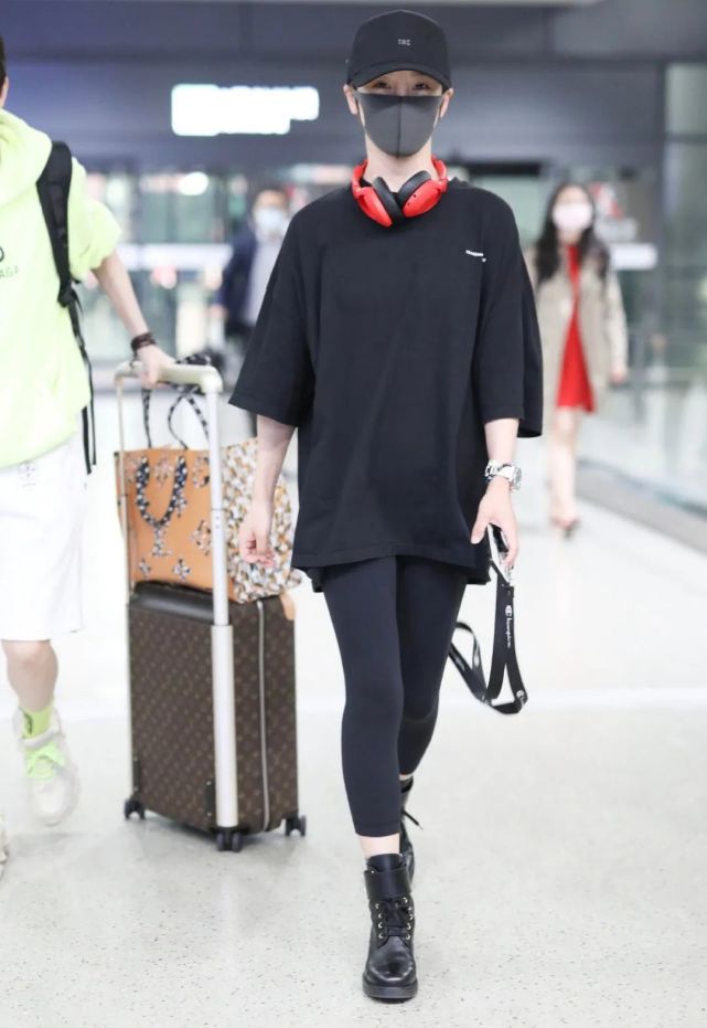 谢楠二胎后更显少女穿全黑look走机场小鸟腿让女生太羡慕