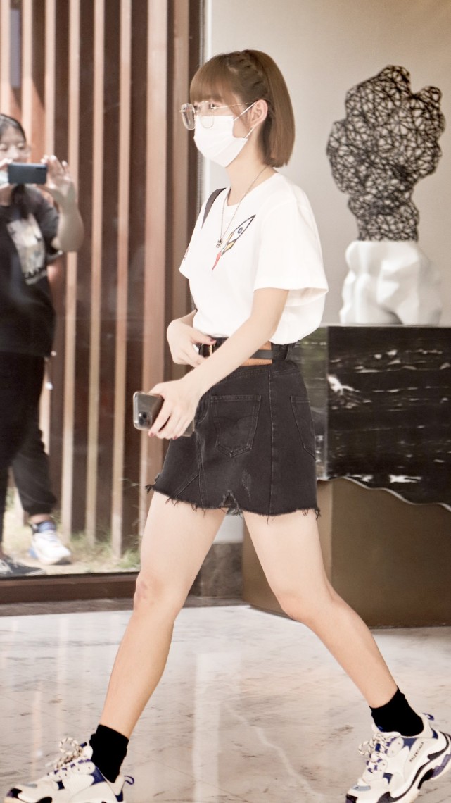 筷子腿有啥好羡慕的,段奥娟的"小肥腿"才是理想腿型,谁看都喜欢!