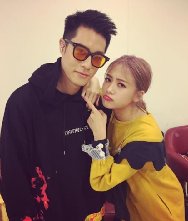 总是巧合撞在相同地点,有好友爆料他们已经订婚,周汤豪发文澄清没订婚