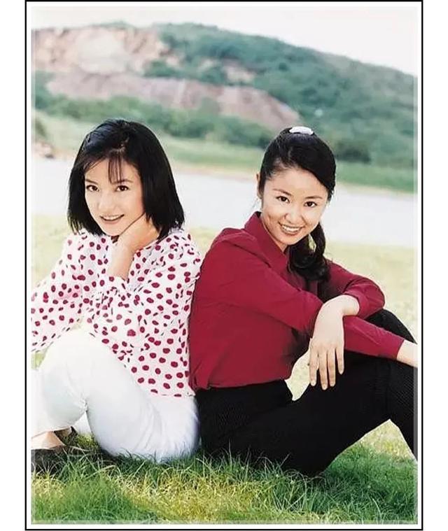 红 黑精神又显瘦,如萍真的很会搭我最喜欢如萍穿衬衫 高腰西装裤,精神